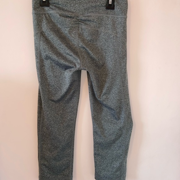 SOLD🌟 gray cropped leggings - Picture 3 of 3